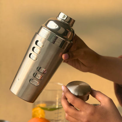 Cocktail shaker gift idea in grey finish – perfect for home bars