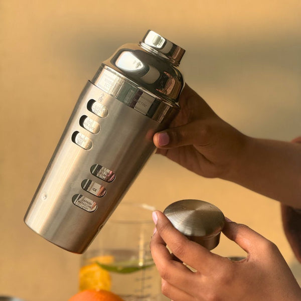 Cocktail shaker gift idea in grey finish – perfect for home bars