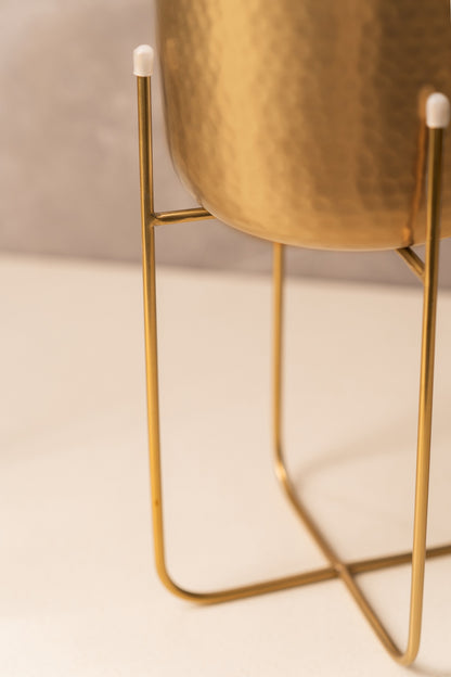 Close-up of the hammered finish and wire stand legs