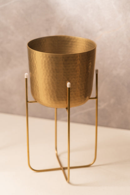 Single hammered gold planter on a slim wire stand