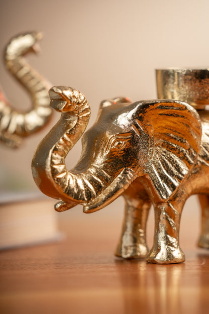 Textured detailing on the gold elephant